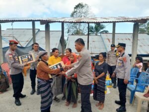 Polri Salurkan Bantuan Sosial untuk Warga Terdampak Gempa di Desa Kerirea